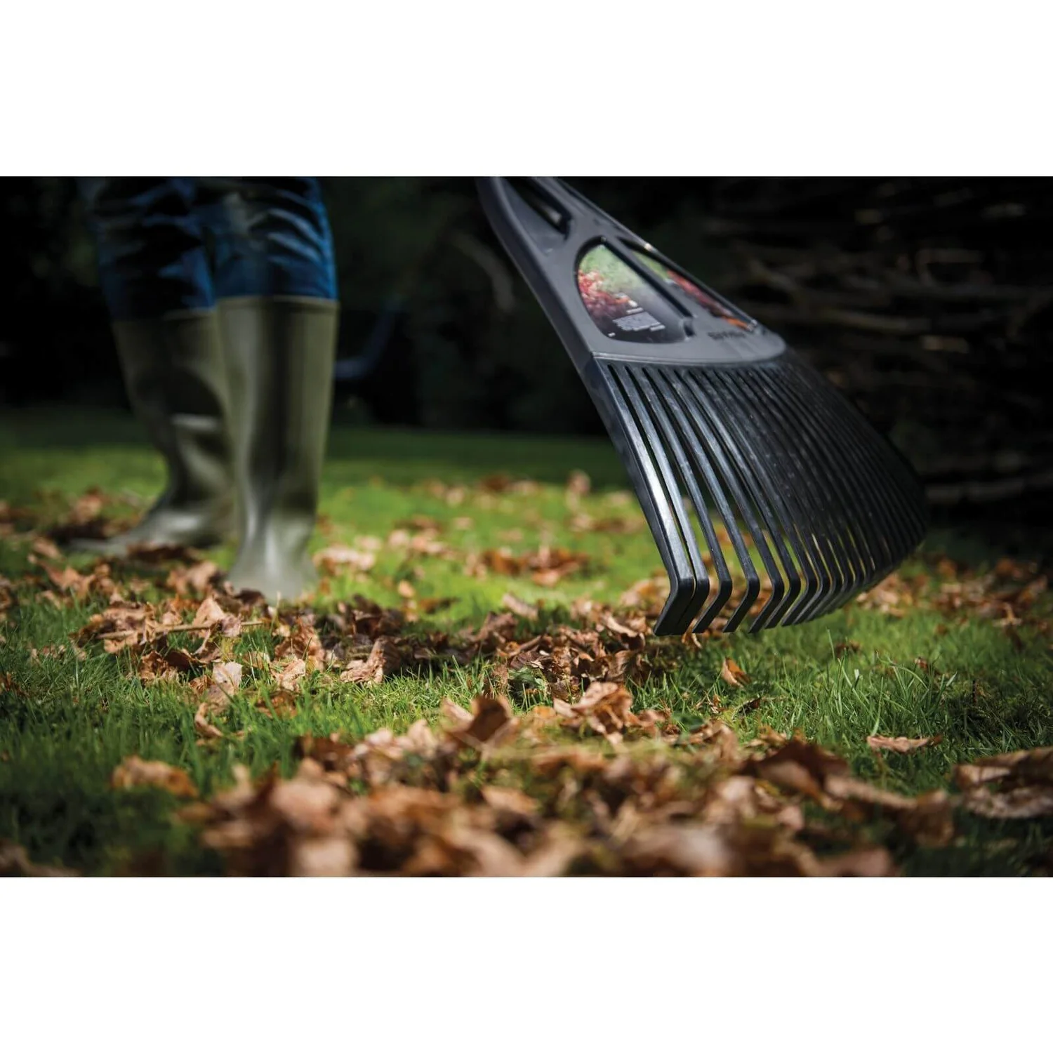 Fiskars Leaf Garden Rake - Extra Large 5 Fiskars Leaf Garden Rake - Extra Large - Image 3