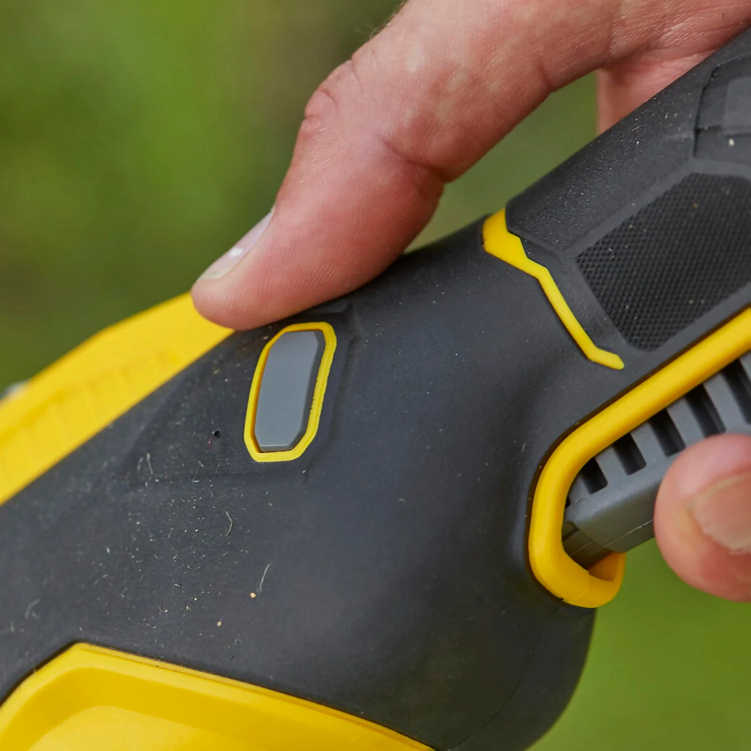 STANLEY FATMAX V20 18V Cordless 33Cm String Trimmer With Brushless Motor (Sfmcstb933M-Gb) 11 STANLEY FATMAX V20 18V Cordless 33Cm String Trimmer With Brushless Motor (Sfmcstb933M-Gb) - Image 9