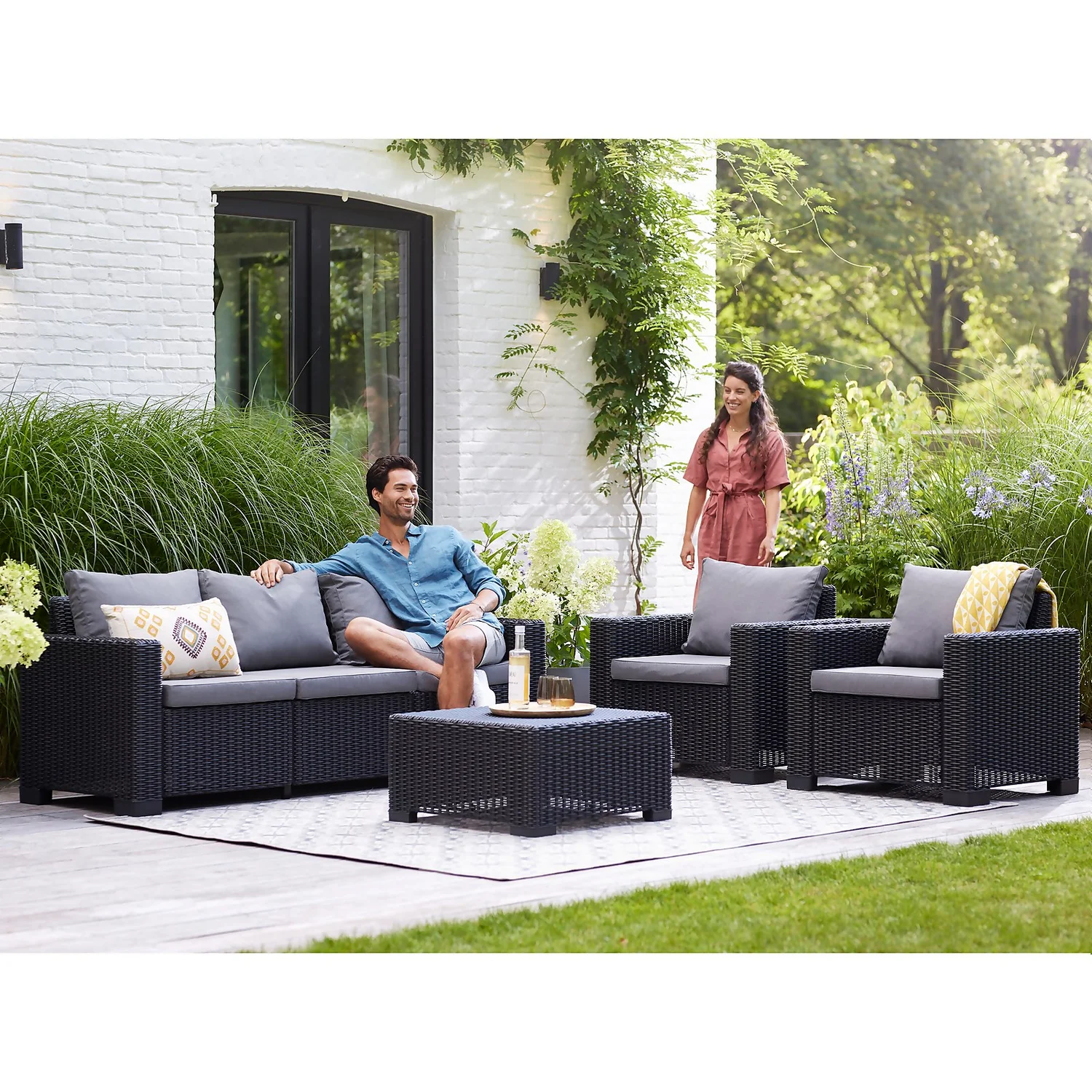 Keter California 5 Seater Outdoor Garden Furniture Sofa And Lounge Set - Graphite With Grey Cushions 4 Keter California 5 Seater Outdoor Garden Furniture Sofa And Lounge Set - Graphite With Grey Cushions - Image 2